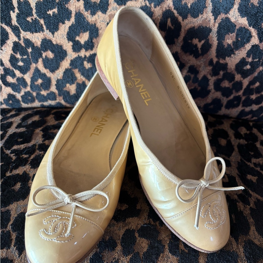 ✨VINTAGE✨ CHANEL Patent Leather Gold Ballet Flats with Bow